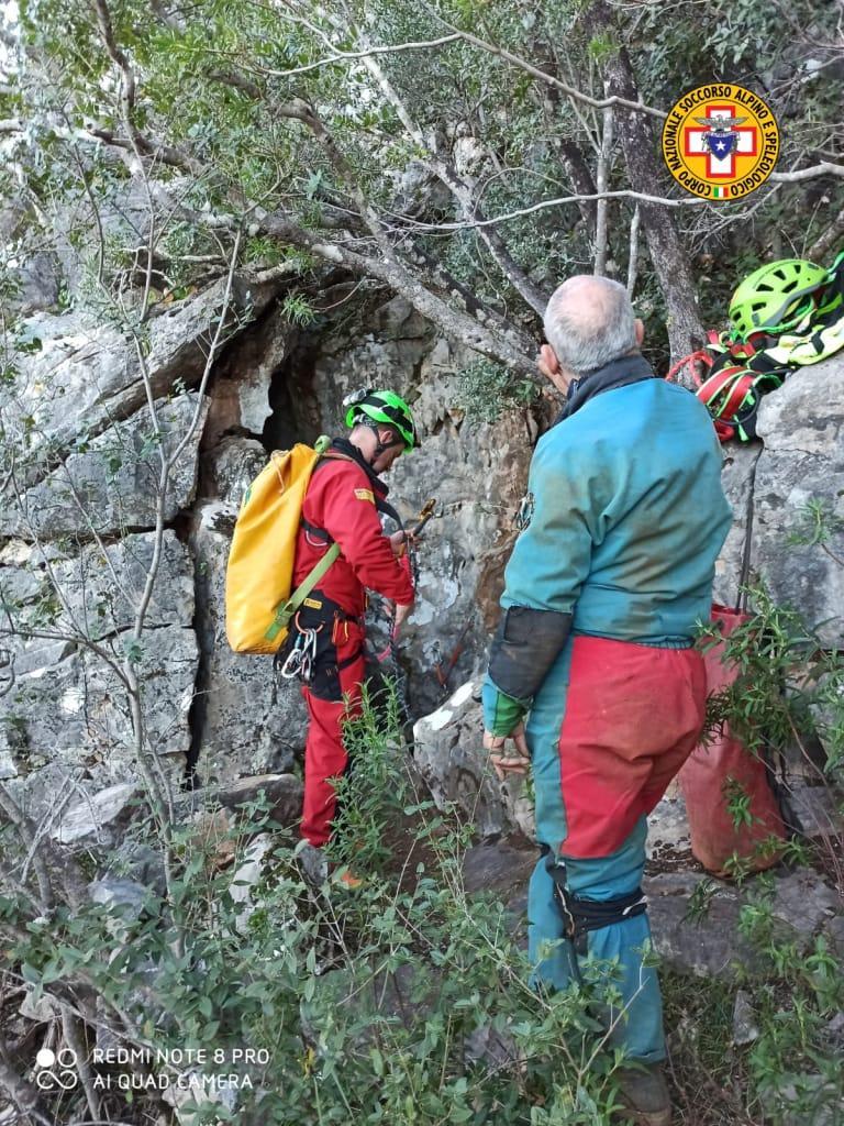 Domusnovas, speleologo ferito in grotta: tratto in salvo