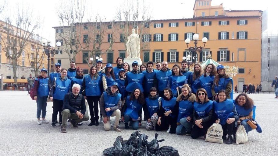 La pulizia del mare parte da piazza Napoleone