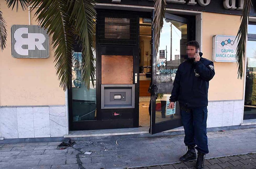 L’esplosivo dentro le bocchette erogatrici