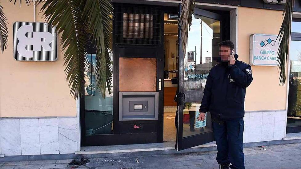 L’esplosivo dentro le bocchette erogatrici