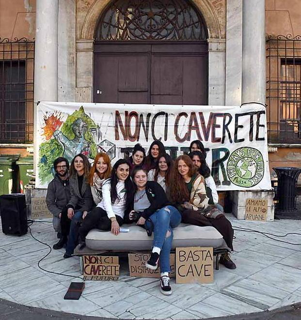 In piazza il dialogo tragicomico tra due montagne