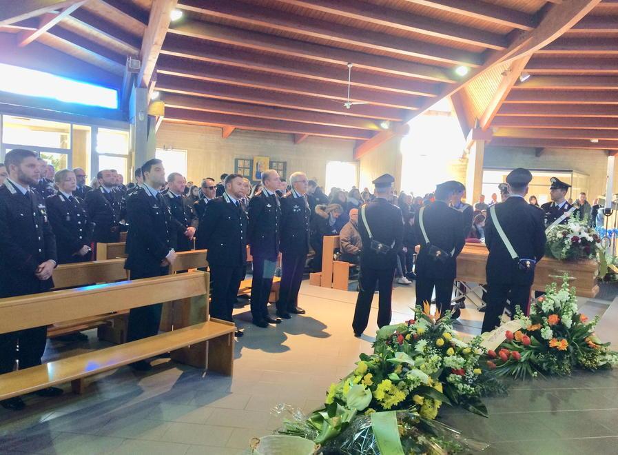 L’ultimo saluto a Solvay al carabiniere di 46 anni stroncato dall’infarto