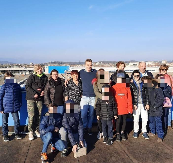 I bimbi del catechismo sul tetto «Solidarietà alle operaie in lotta»