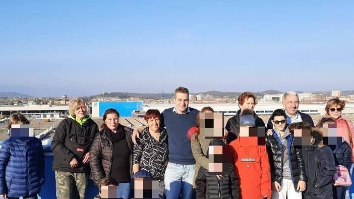 I bimbi del catechismo sul tetto «Solidarietà alle operaie in lotta»