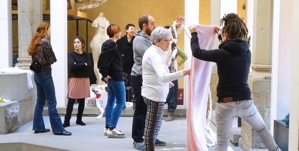 Mille metri di stoffa colorata per difendere il Museo Marini 
