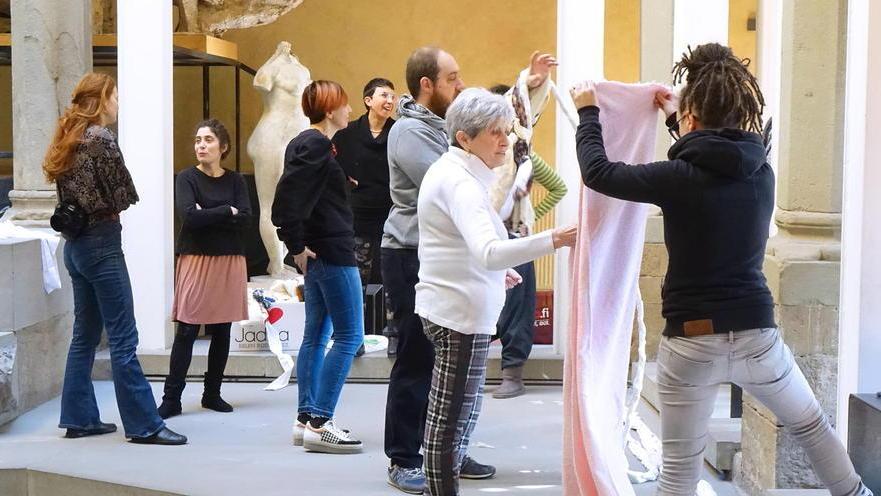 Mille metri di stoffa colorata per difendere il Museo Marini