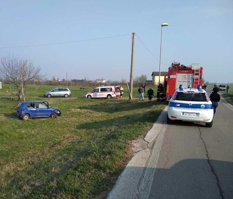Anziano fuori strada «Ho dovuto evitare un’auto molto veloce»