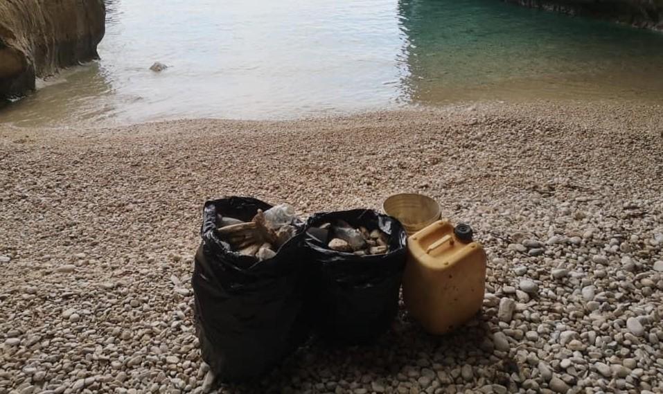 Baunei, i volontari ripuliscono la spiaggia di Cala Mudaloru