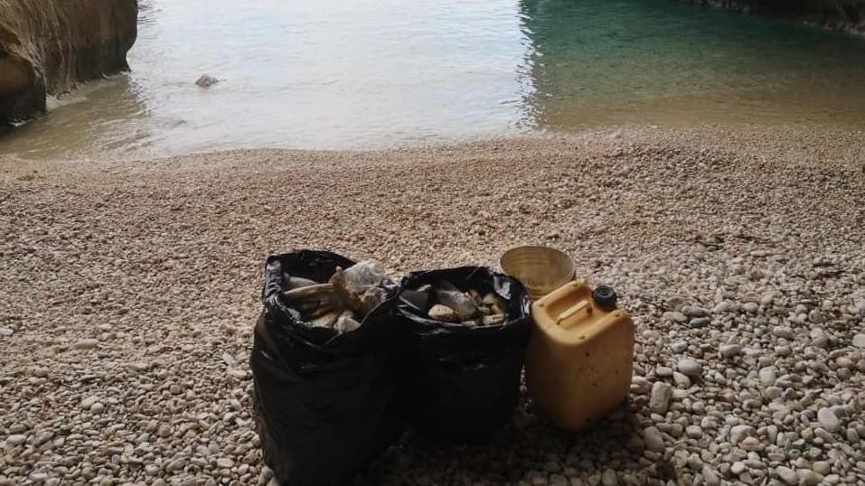 Baunei, i volontari ripuliscono la spiaggia di Cala Mudaloru