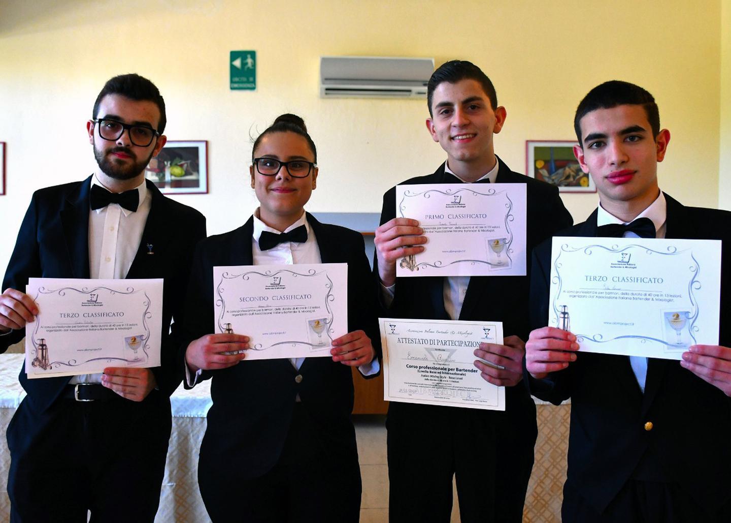 A venti studenti dell’Alberghiero il certificato di “bartender”
