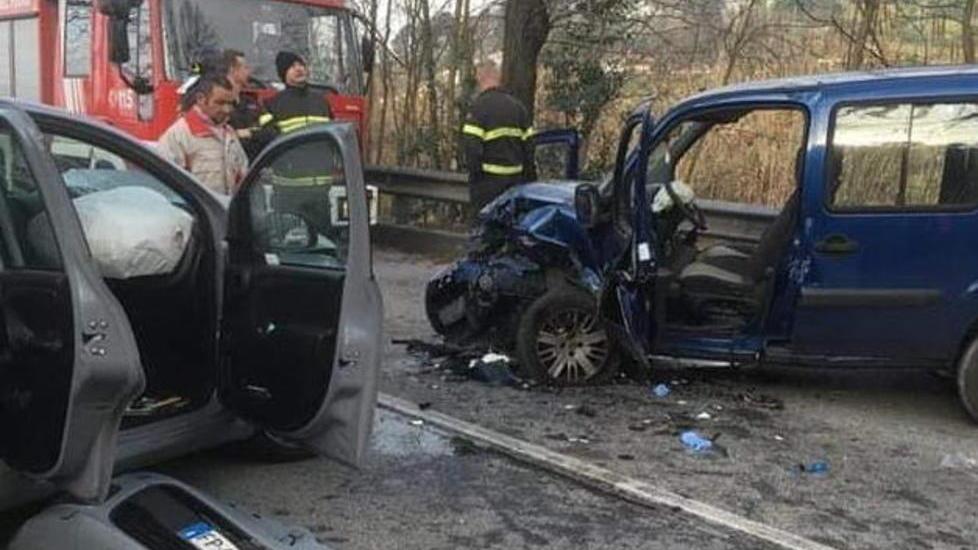 Scontro frontale tra due auto, grave una donna