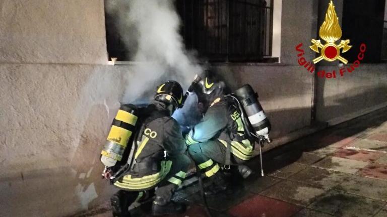 Incendio in una villetta a Chia, donna salvata dai carabinieri