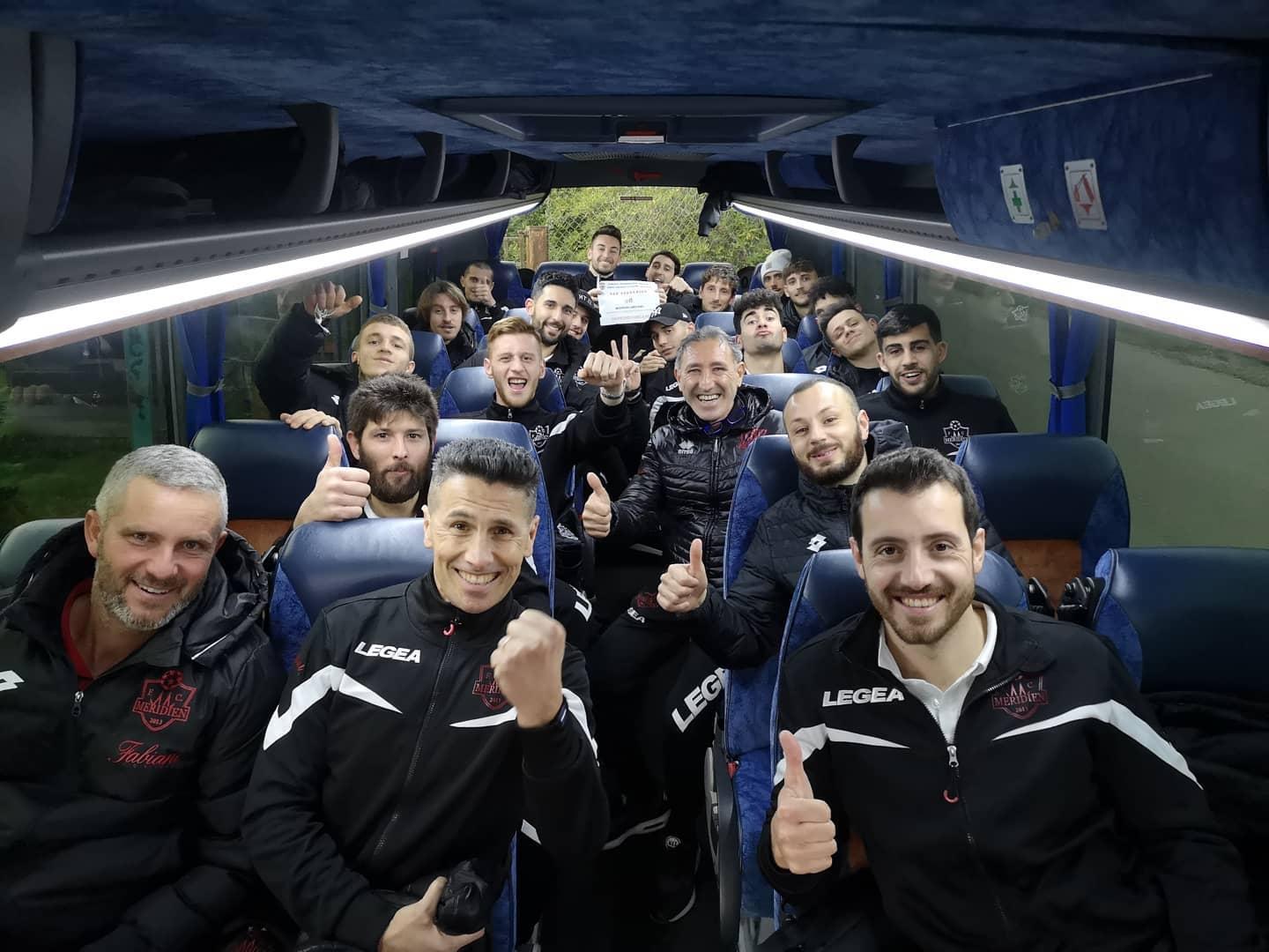 Il rientro in pullman della Meridien: facce da vittoria (foto pagina Facebook Fc Meridien)