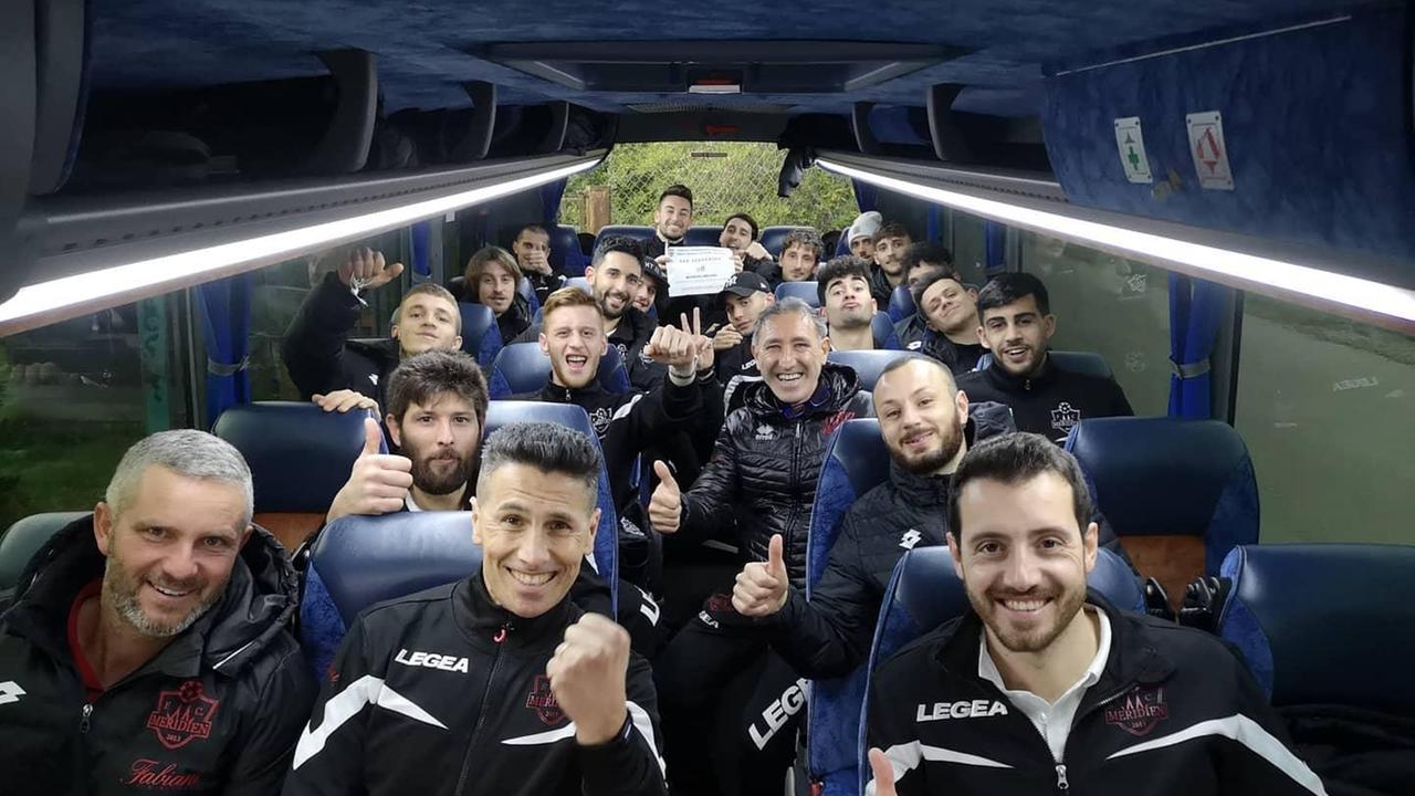 Il rientro in pullman della Meridien: facce da vittoria (foto pagina Facebook Fc Meridien)
