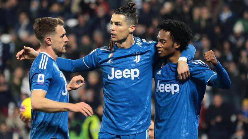 Cristiano Ronaldo abbraccia i compagni dopo il gol contro la Spal di sabato
