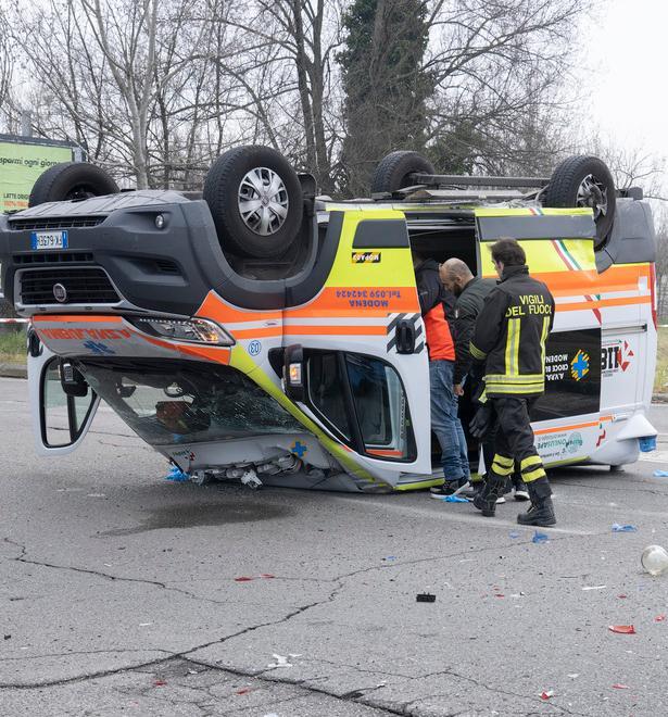Modena. Carambola di auto all’incrocio, si ribalta un’ambulanza 