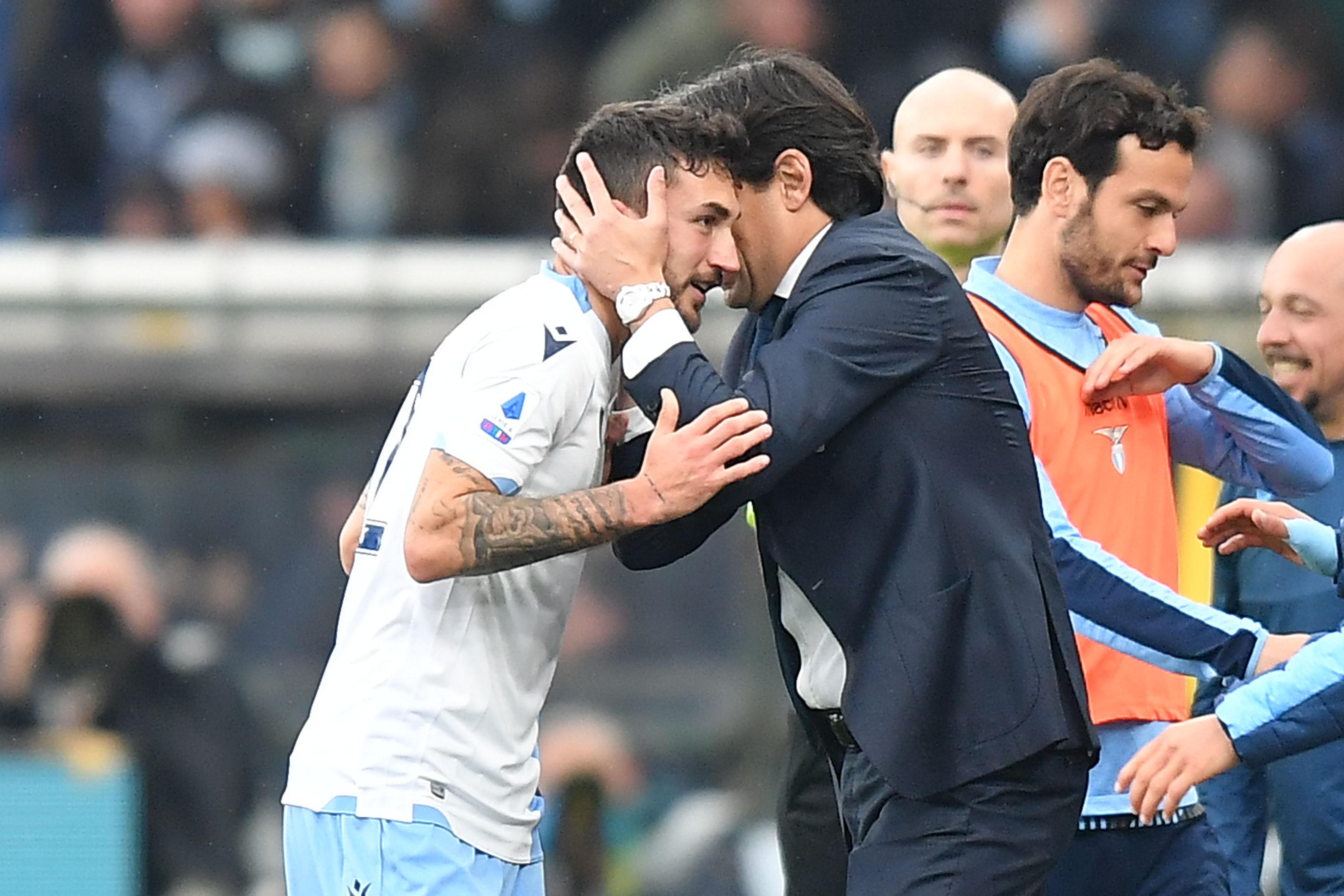 Inzaghi abbraccia Cataldi dopo il gol (foto LaPresse)