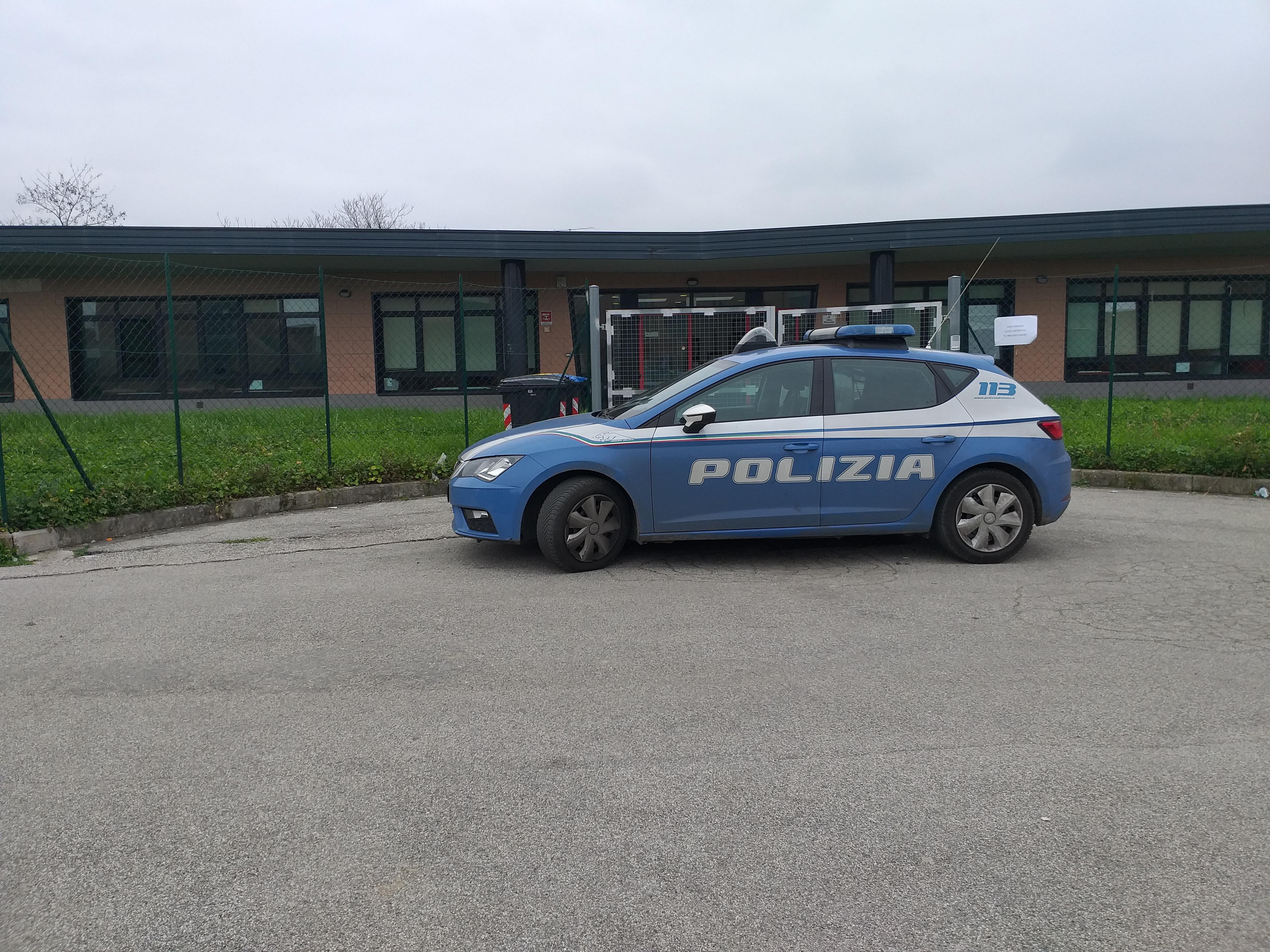 La polizia davanti alla succursale del Brunelleschi