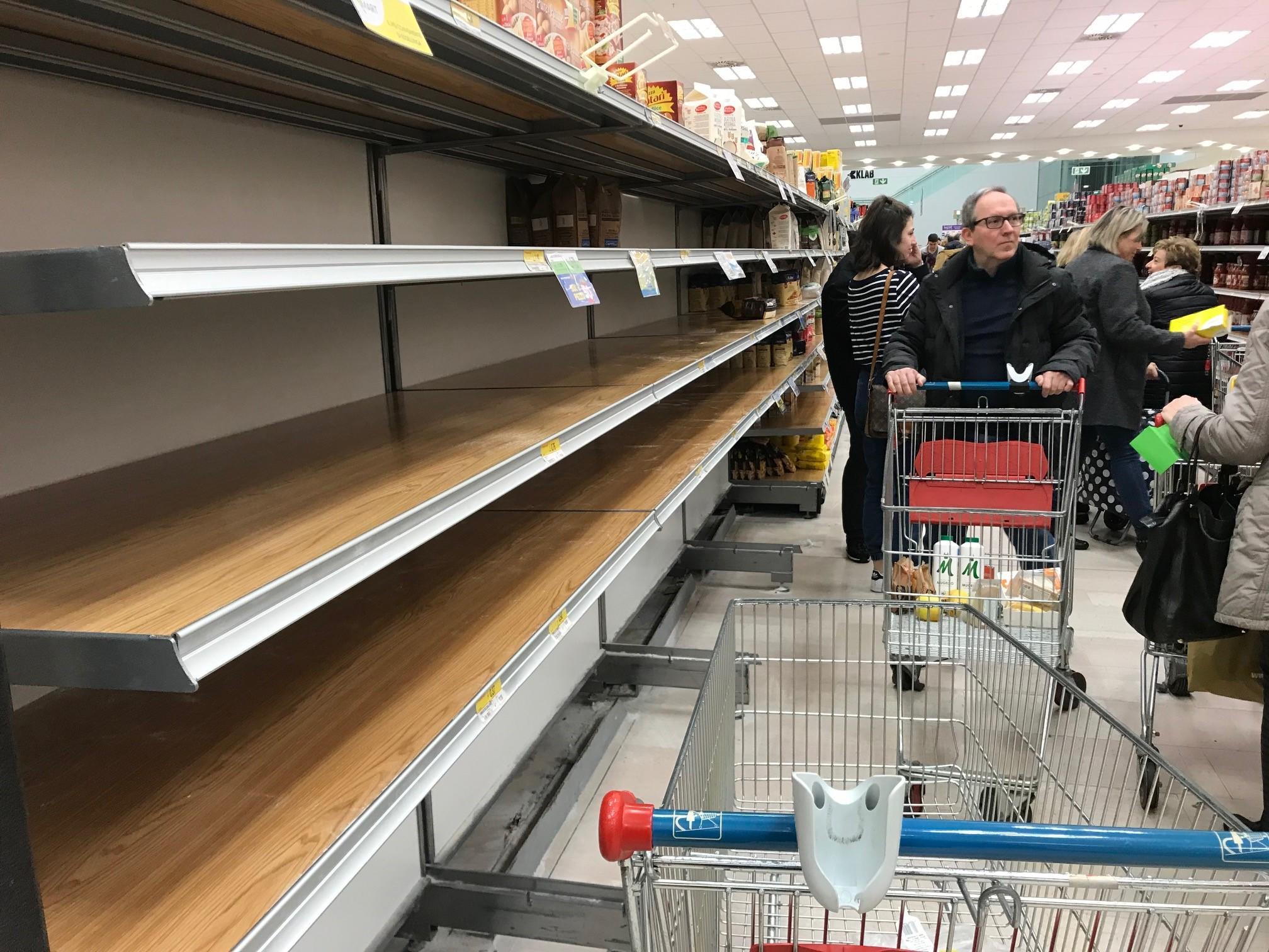 Scaffali vuoti all'Esselunga di Pratilia (foto Batavia)