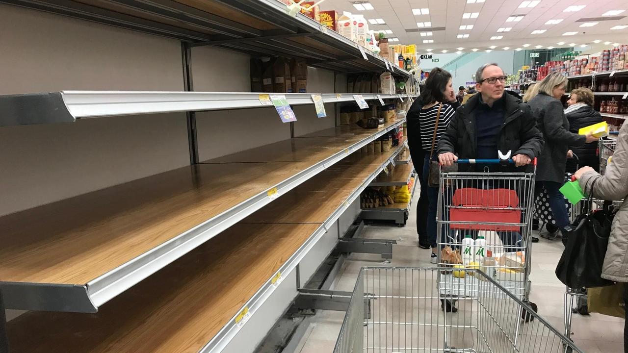 Scaffali vuoti all'Esselunga di Pratilia (foto Batavia)