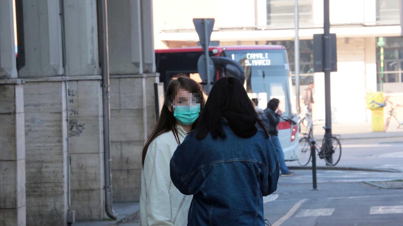 CORONAVIRUS | Negativo il paziente reggiano | Assalto ai supermercati | Nuovo caso nel Modenese: sono 19 in Emilia-Romagna | Attivato numero verde regionale: 800033033 | Via libera dalla Regione ai mercati "ordinari" e alle palestre