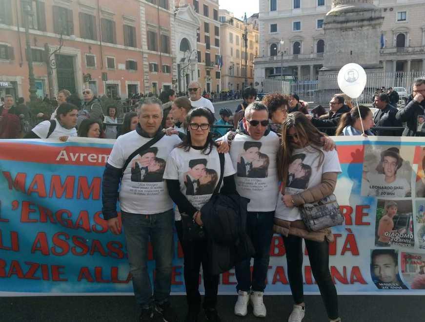 I genitori di Sara e Lorenzo alla manifestazione a Roma