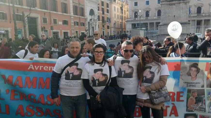 I genitori di Sara e Lorenzo alla manifestazione a Roma