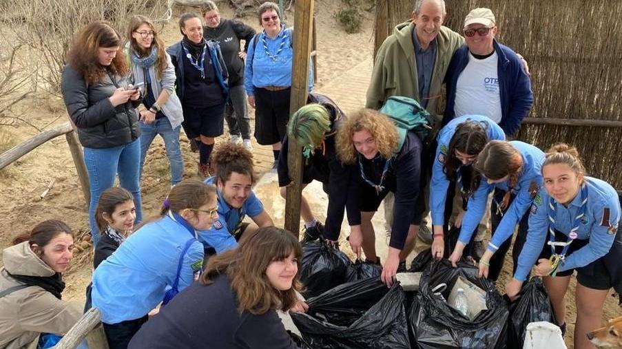 Impegno degli scout Pulizia della spiaggia raccolti dieci sacchi