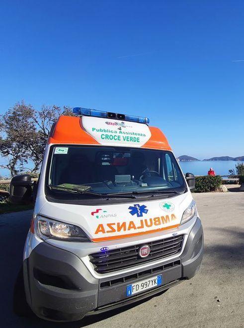 Cade dal terrazzo mentre lavora in casa, muore un 84enne
