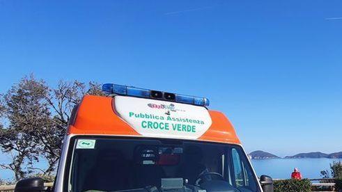 Cade dal terrazzo mentre lavora in casa, muore un 84enne