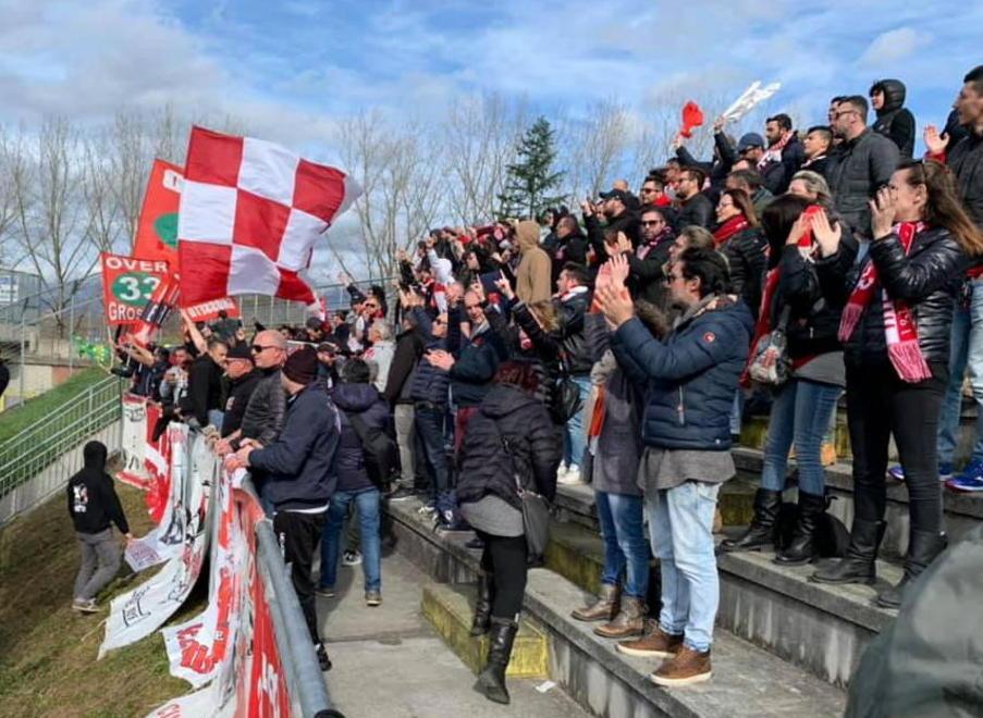 La domenica tra pullman porchetta, goliardia e sfottò