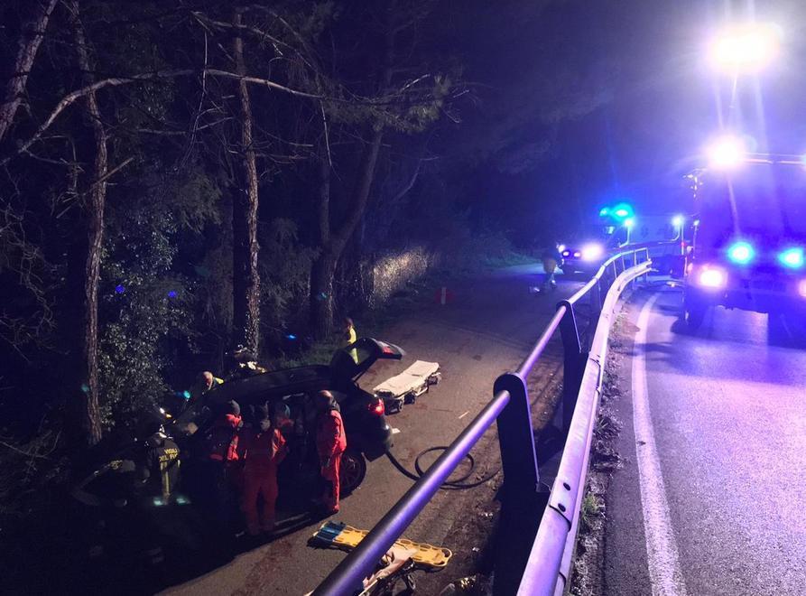 Gravissima una donna nell’auto fuori strada