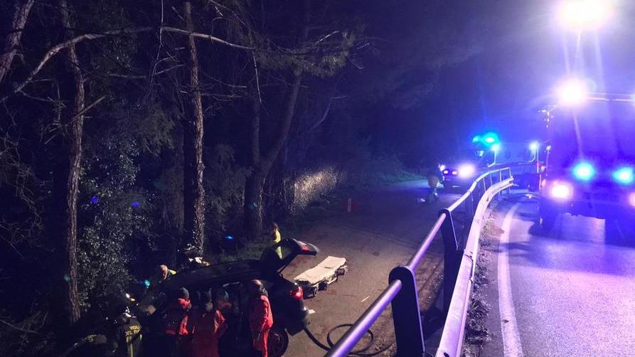 Gravissima una donna nell’auto fuori strada