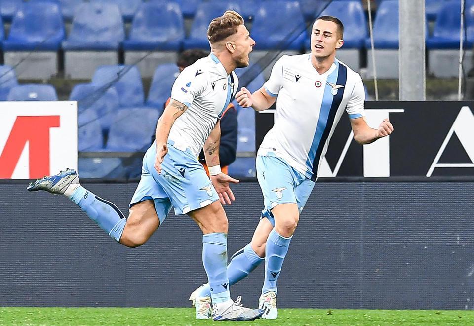 La Lazio sogna ancora Batte anche il Genoa e resta nella scia della Juve capolista 