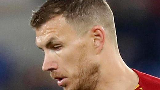 La Roma travolge il Lecce Ai tifosi salentini agguato dei baresi: inferno sull’A16