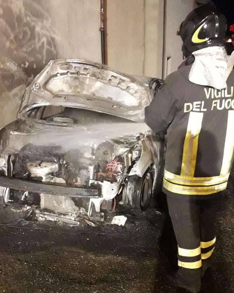 Silanus, rogo in via Gennargentu: a fuoco l’auto di una casalinga