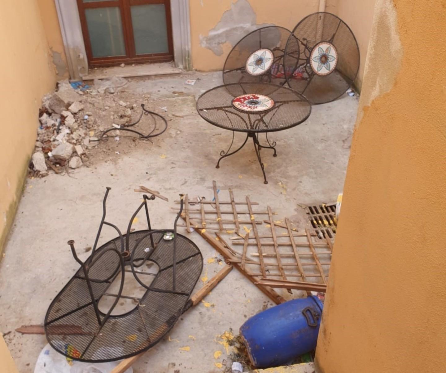 I vandali si scatenano alla Corte del re 