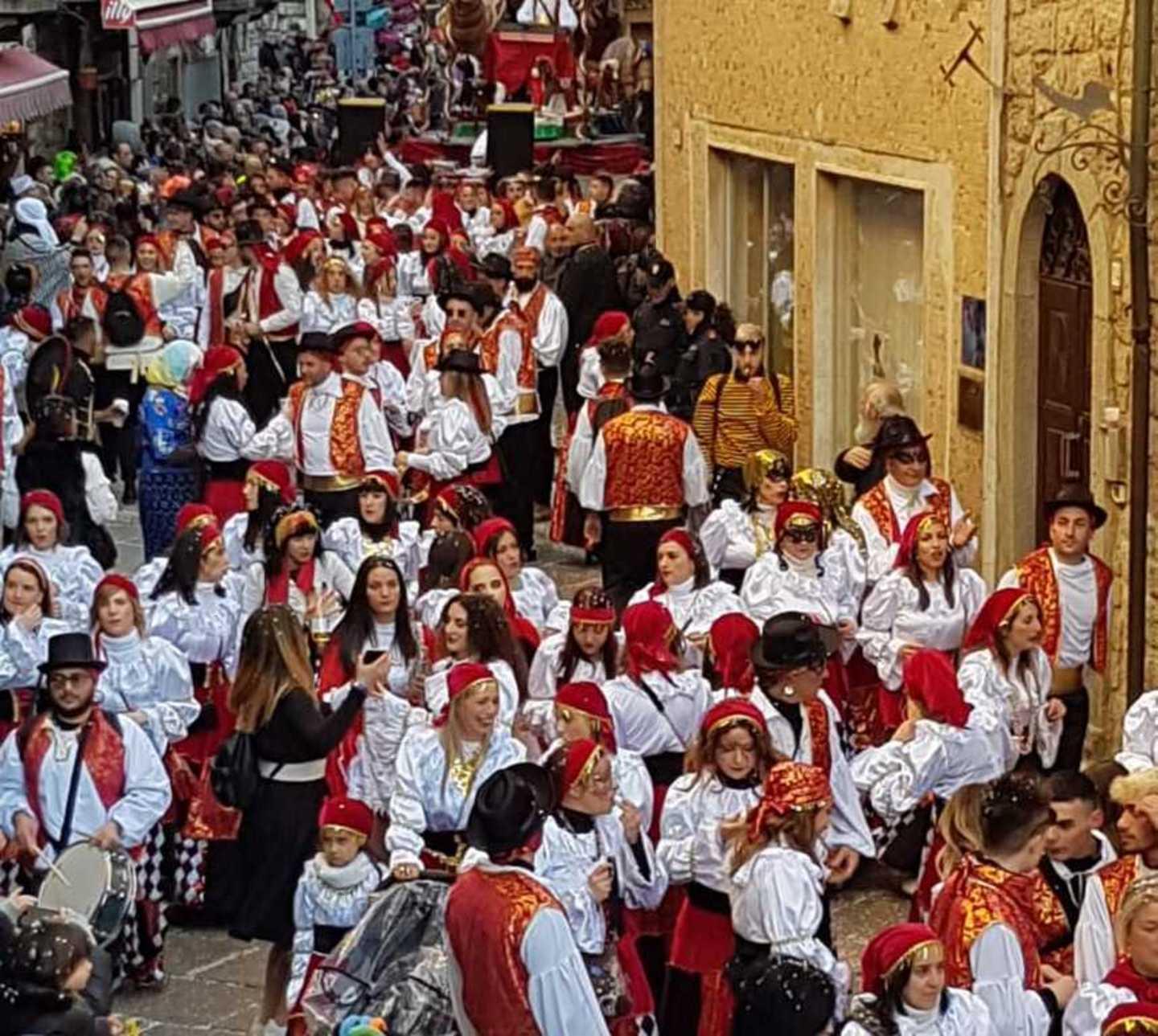 Quarantamila ospiti per il re e la sua sposa esplosione di allegria 