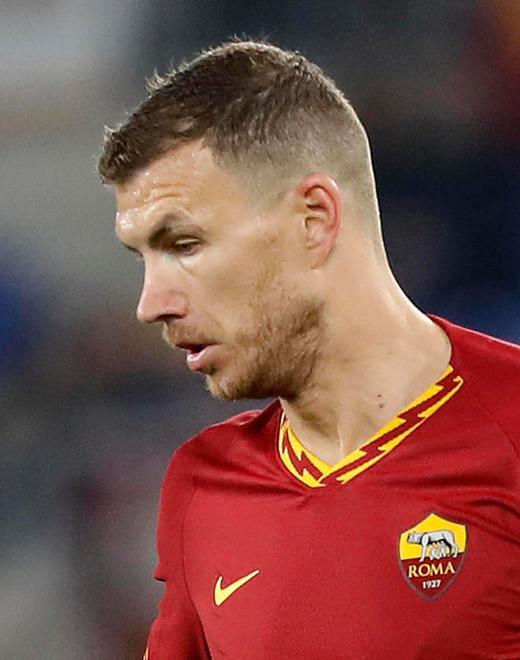 La Roma travolge il Lecce Ai tifosi salentini agguato dei baresi: inferno sull’A16 