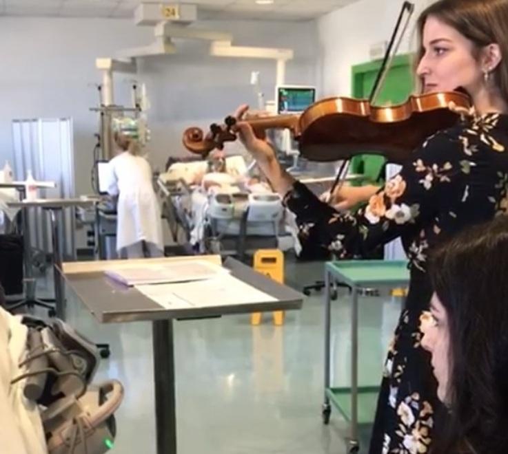 Modena. Un malato fatica a parlare ma batte il tempo con le dita «Ha effetti straordinari» 