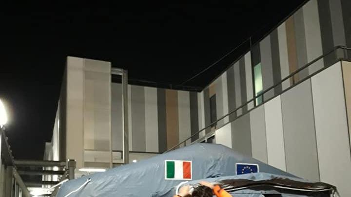 La tenda montata all'ingresso del pronto soccorso dell'ospedale di Prato