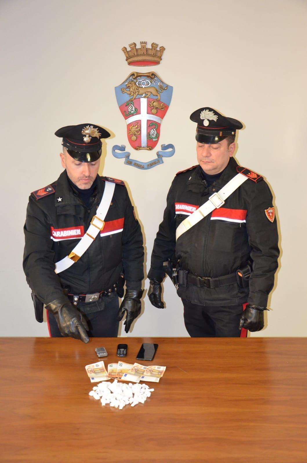 Nascondeva la droga nel sottoscala di un condominio, arrestato