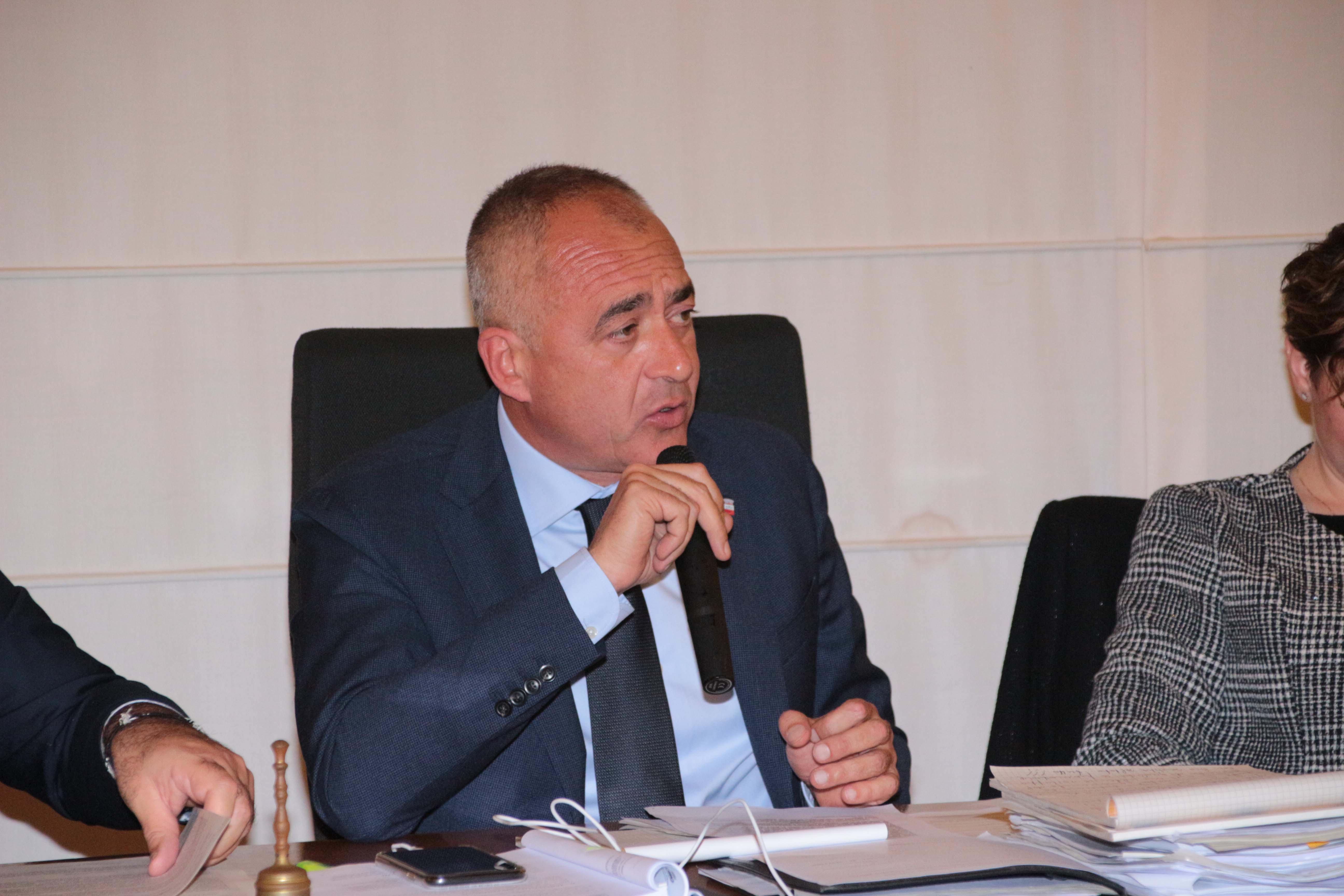 Sindaco indagato: «Ha ricevuto atti segreti» 