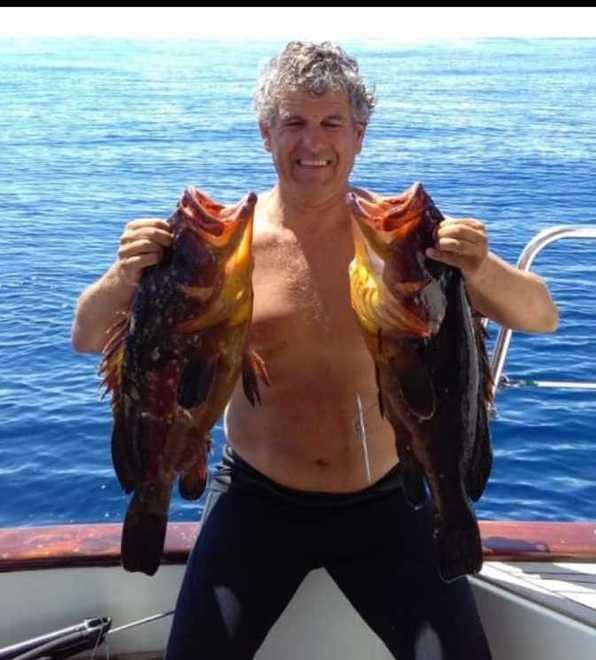 Alessandro Deri in barca dopo una battuta di pesca