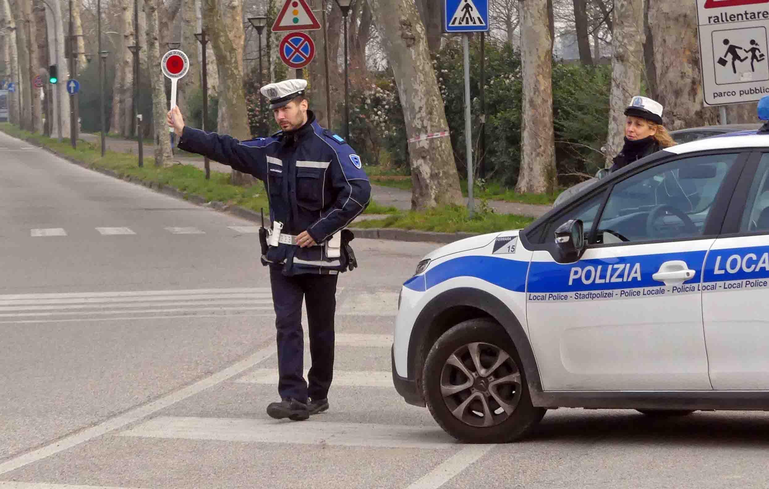 Ferrara, ubriaca alla guida e con la patente sospesa