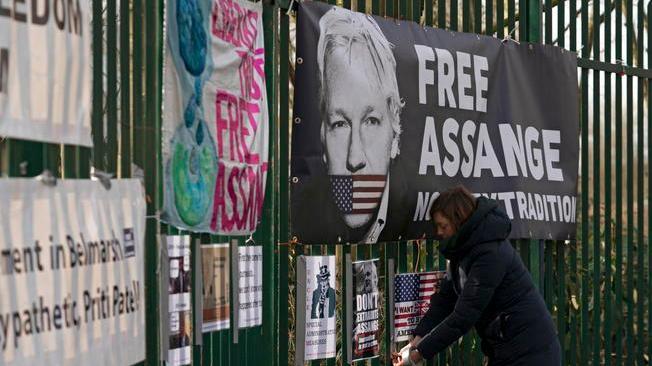 Assange: difesa denuncia maltrattamenti