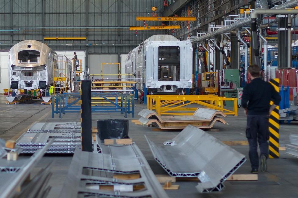 Dipendente al lavoro nello stabilimento Hitachi