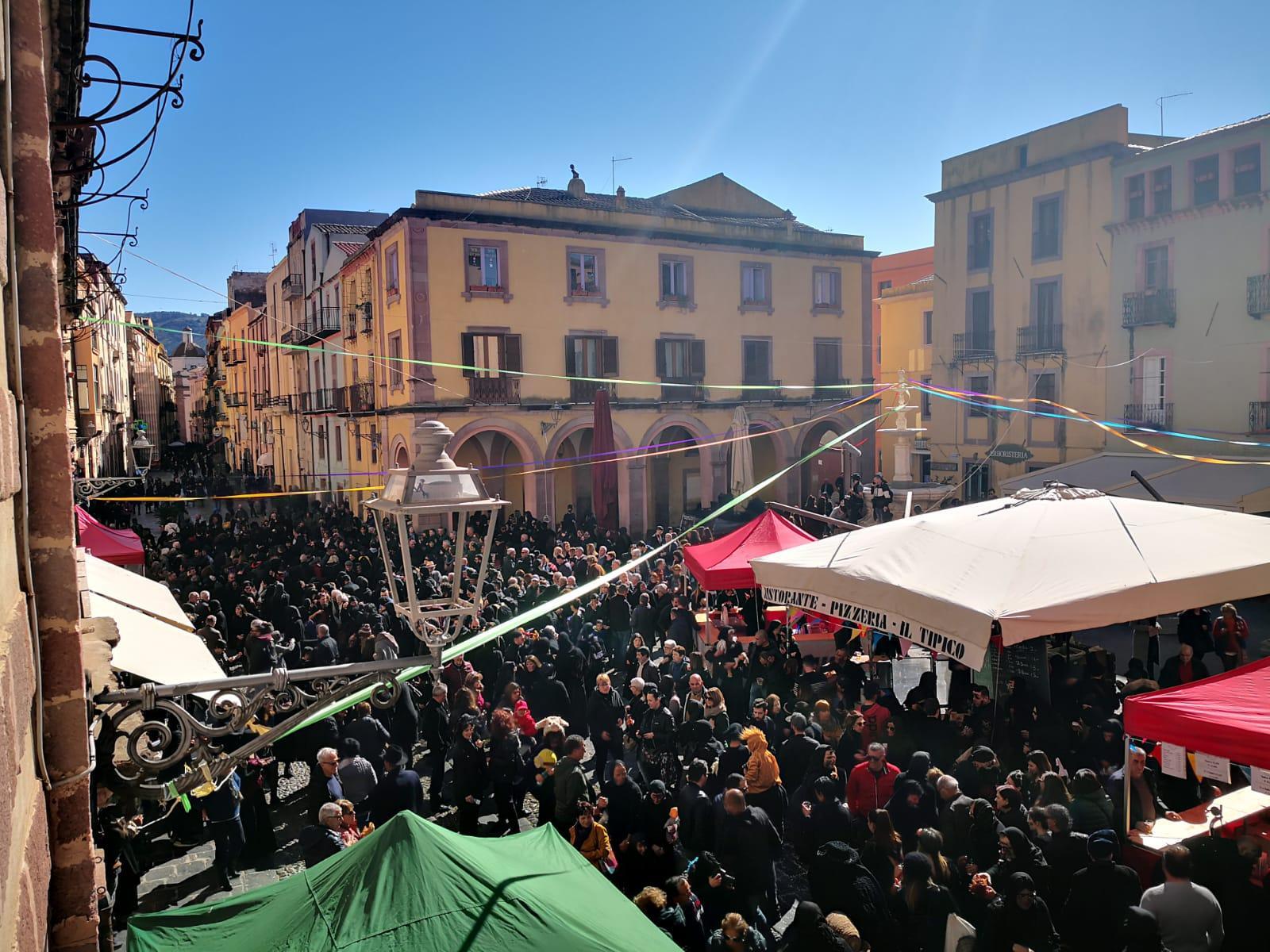 Bosa, migliaia in maschera per il carnevale 'Osincu