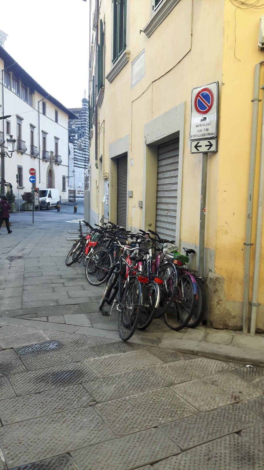 Le biciclette parcheggiate prima della rimozione