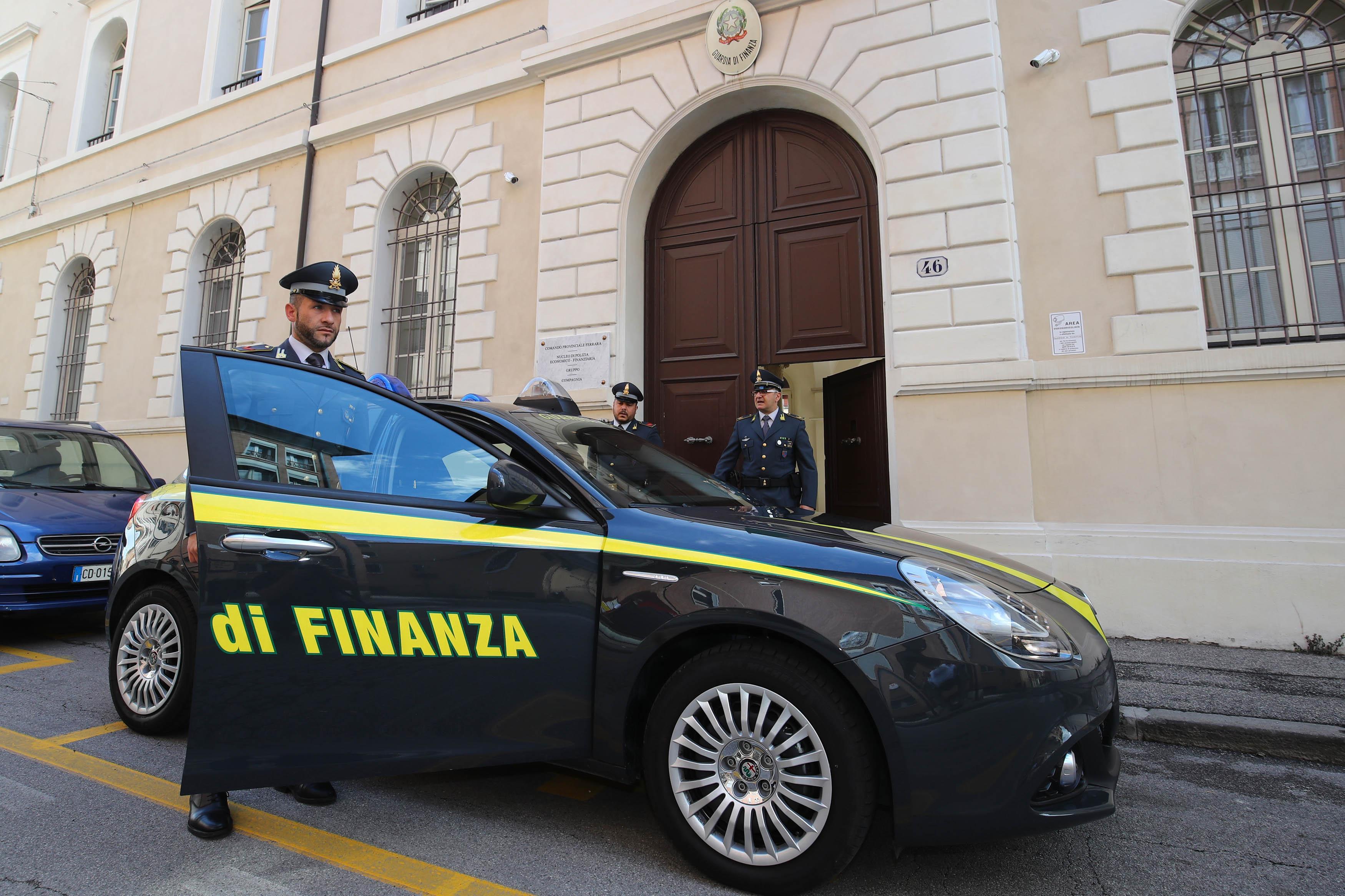 Nail artist abusiva a Ferrara, giro d'affari da migliaia di euro sgominato dai finanzieri 